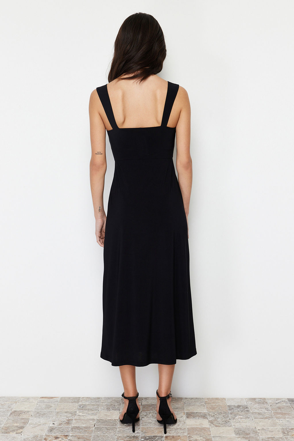 Siyah Kalp Yaka Y?rtmacl? Duz Esnek Orme Midi Elbise TWOSS24EL00412 - Trendyolmilla фото 5