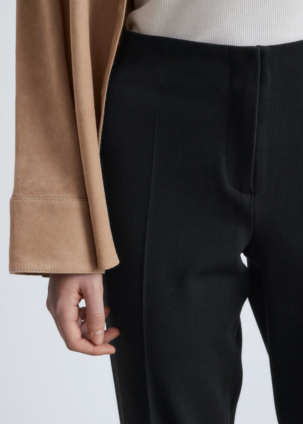 Pantalones con pliegues marcados entallados - H&m фото 4
