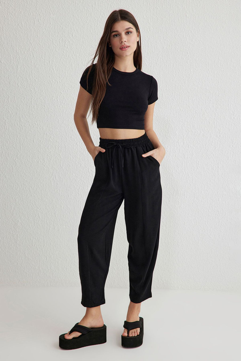 TRENDYOLMILLA Siyah Beli Lastikli Harem/Salvar Rahat Kesim Dokuma Pantolon TWOSS25PL00027