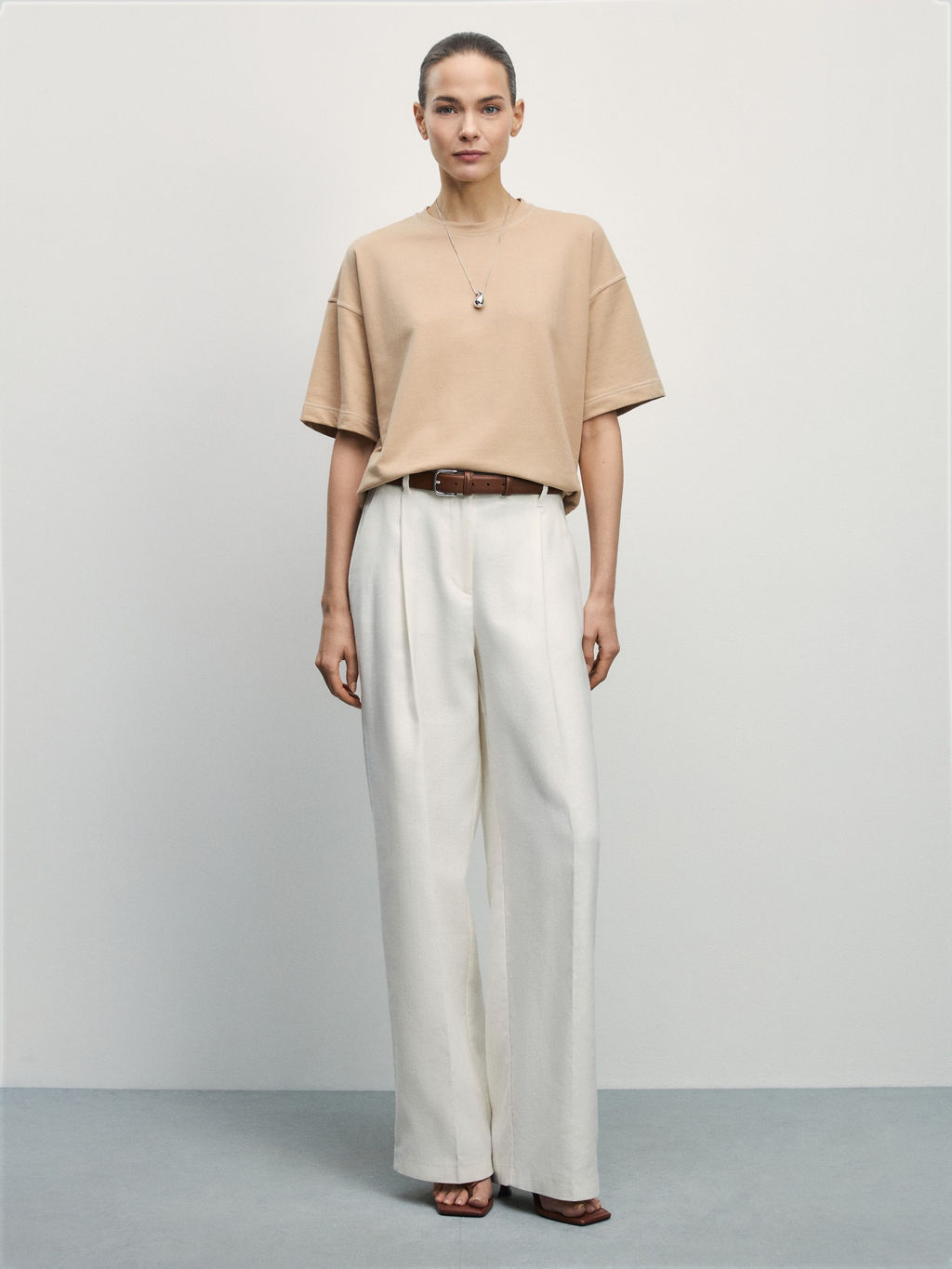 Футболка из плотного хлопка с контрастными швами / Zarina  фото 2