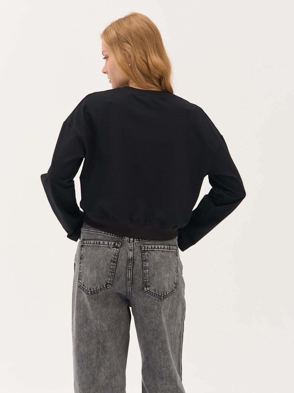 Свитшот укороченный с декором "Уголь" женский