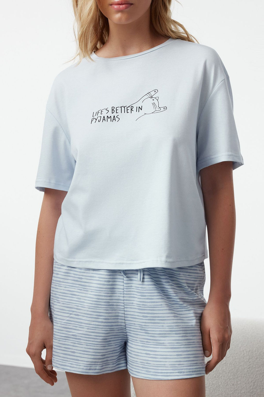 Trendyolmilla Ac?k Mavi Pamuklu Cizgili Slogan Bask?l? Sortlu Orme Pijama Tak?m? THMSS23PT00228  фото 19