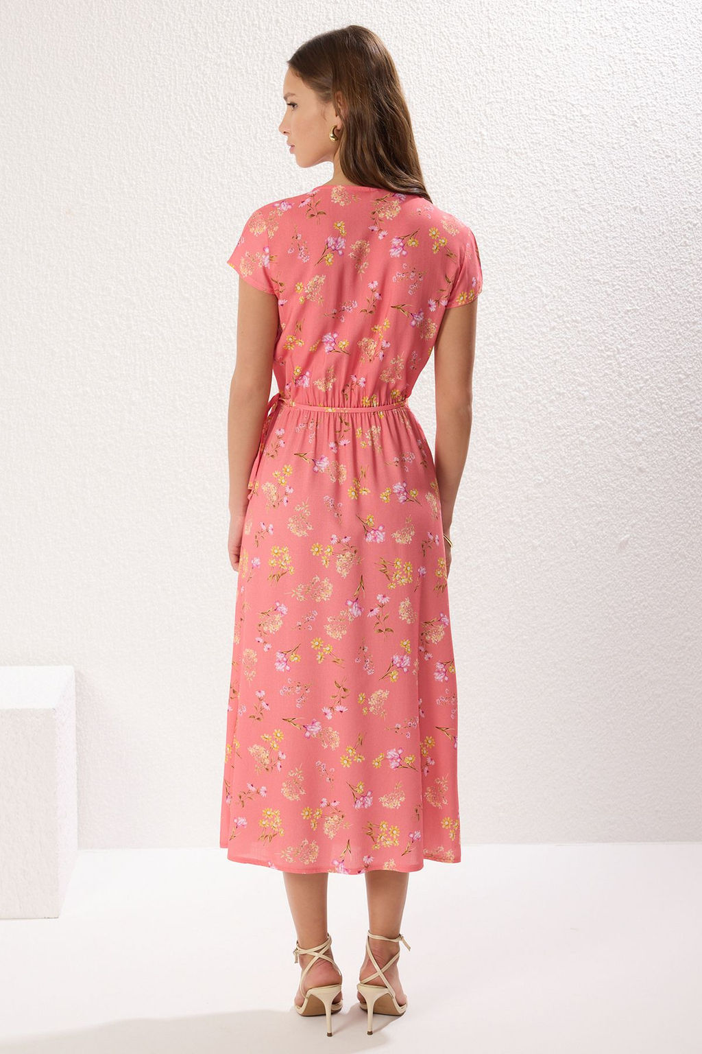 Pembe Cicek Desenli Kruvaze Beli Lastikli Midi Dokuma Elbise TWOSS25EL00179 - Trendyolmilla фото 5