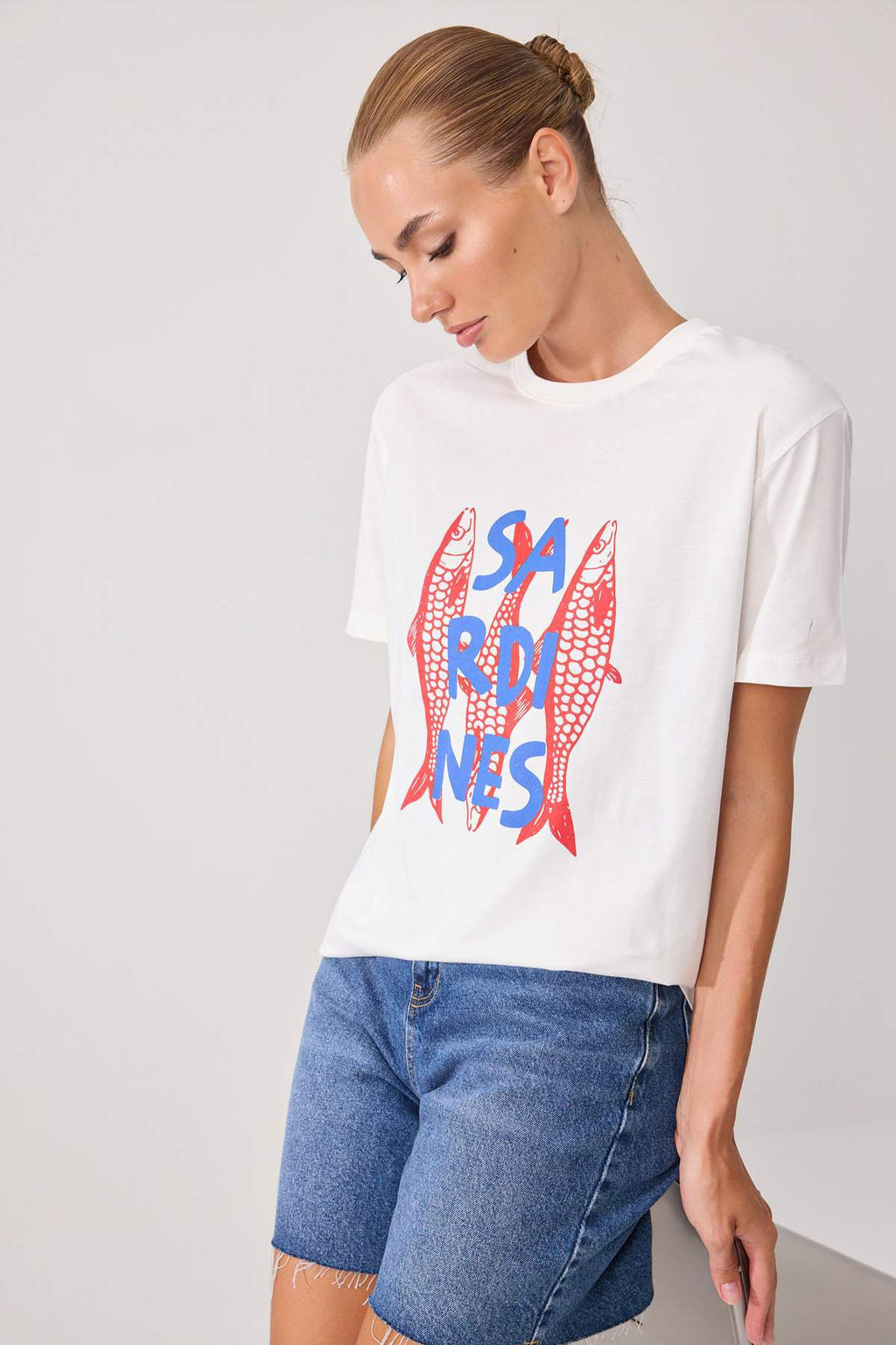 Ekru Bal_k Bask_l_ Oversize Bisiklet Yaka Standart Kol K_sa %100 Pamuk _rme T-Shirt TWOSS26TS00123 - Trendyolmilla фото 2