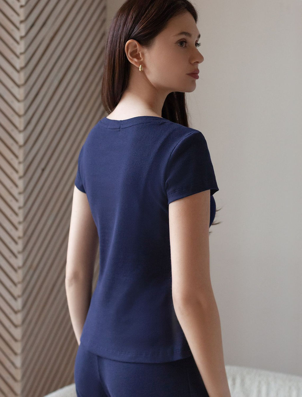 Футболка с V вырезом из фактурного трикотажа в рубчик