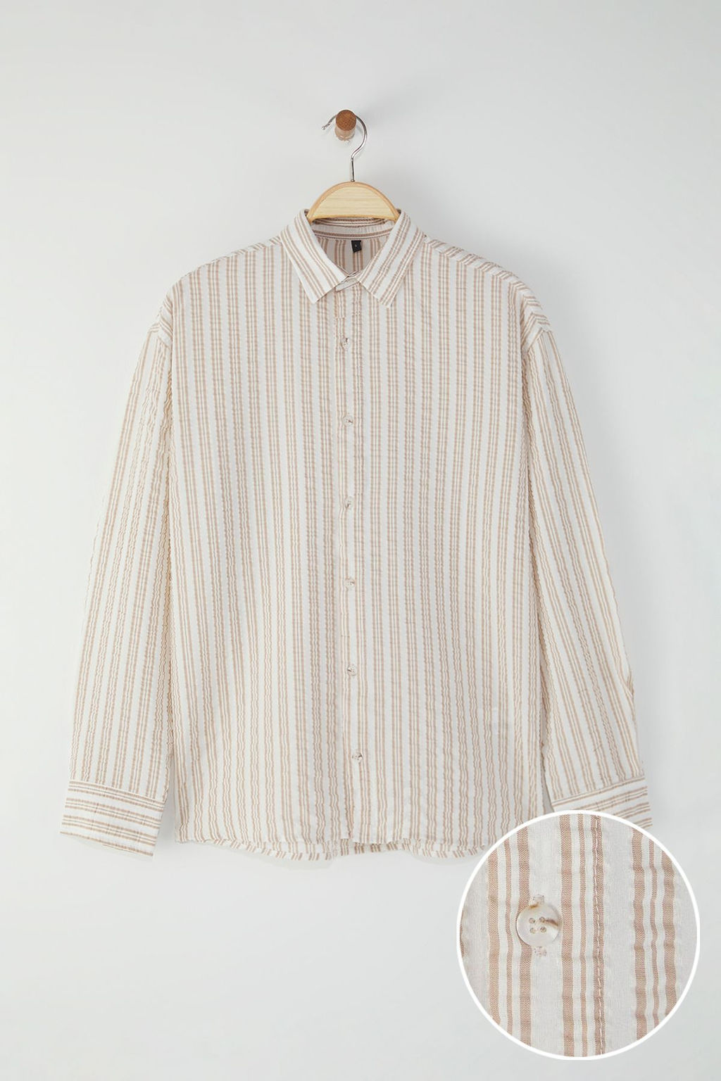 TRENDYOL MAN Bej Regular Fit Dokulu Kabartmal? Cizgili Yazl?k Gomlek TMNSS25GO00069