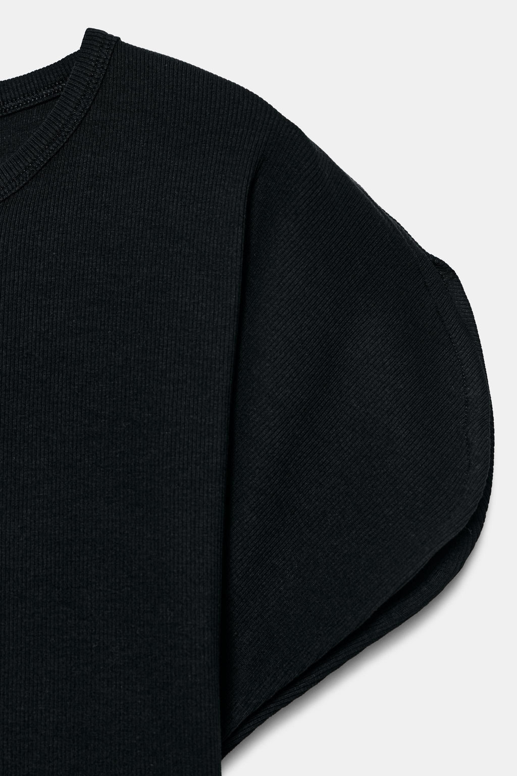 CAMISETA MANGA ABULLONADA / Negro