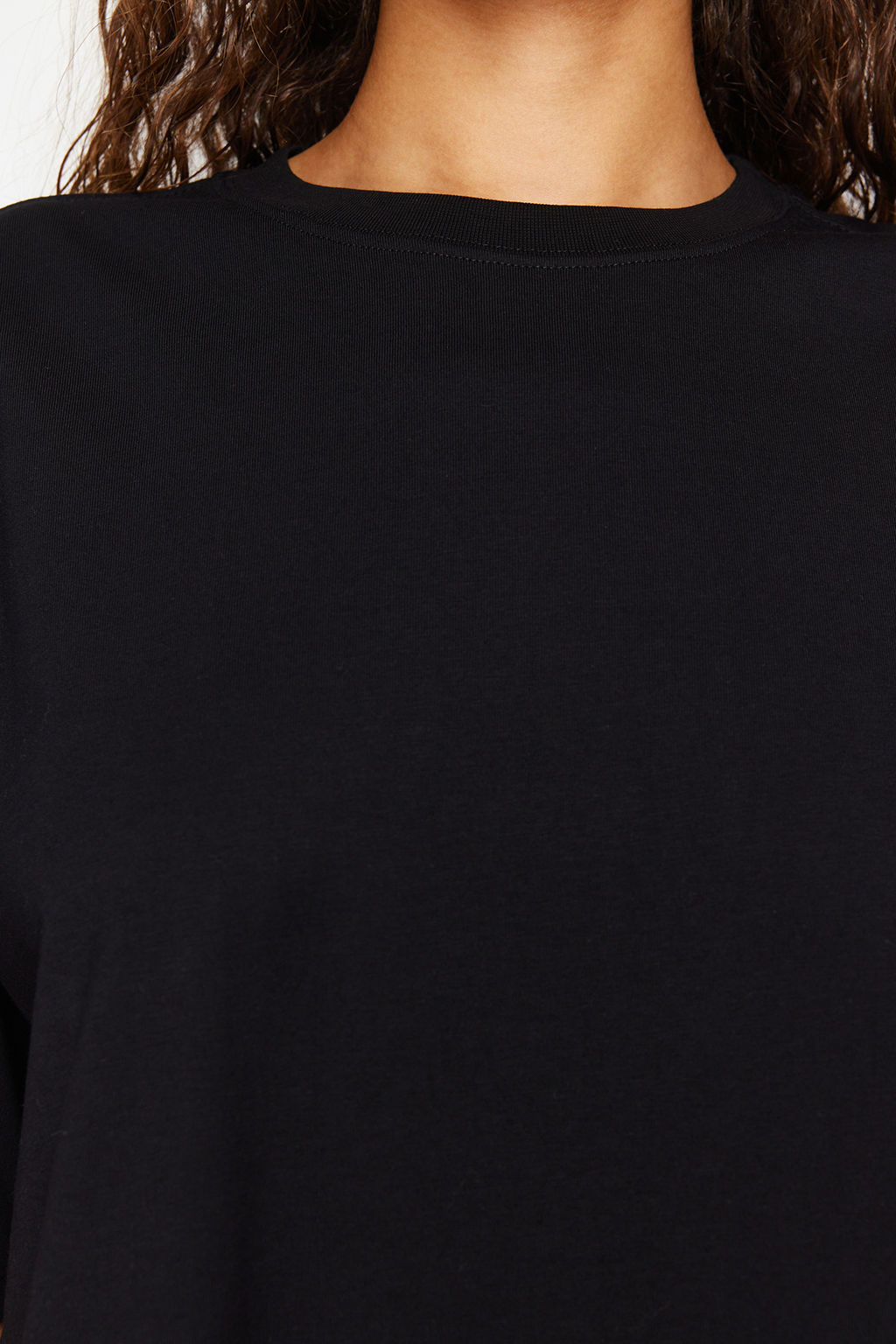 Siyah %100 Kal?n Pamuklu Premium Oversize/Genis Kal?p Bisiklet Yaka Orme T-Shirt TWOSS23TS00040