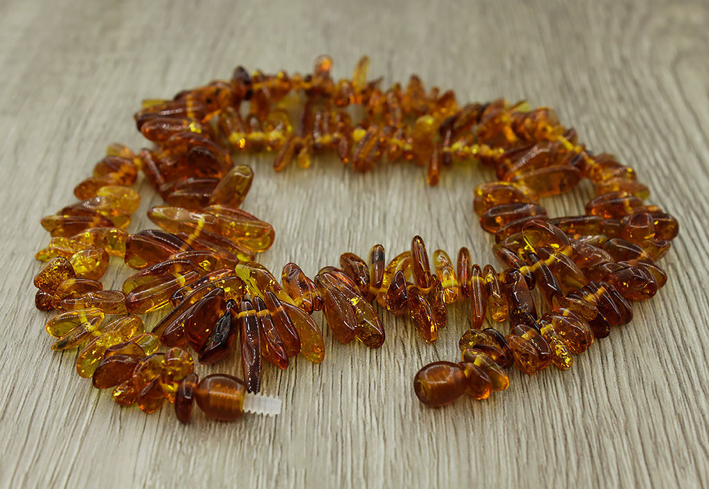 Янтарь светлый, прозрачная разноразмерная галька, бусы длиной 53см