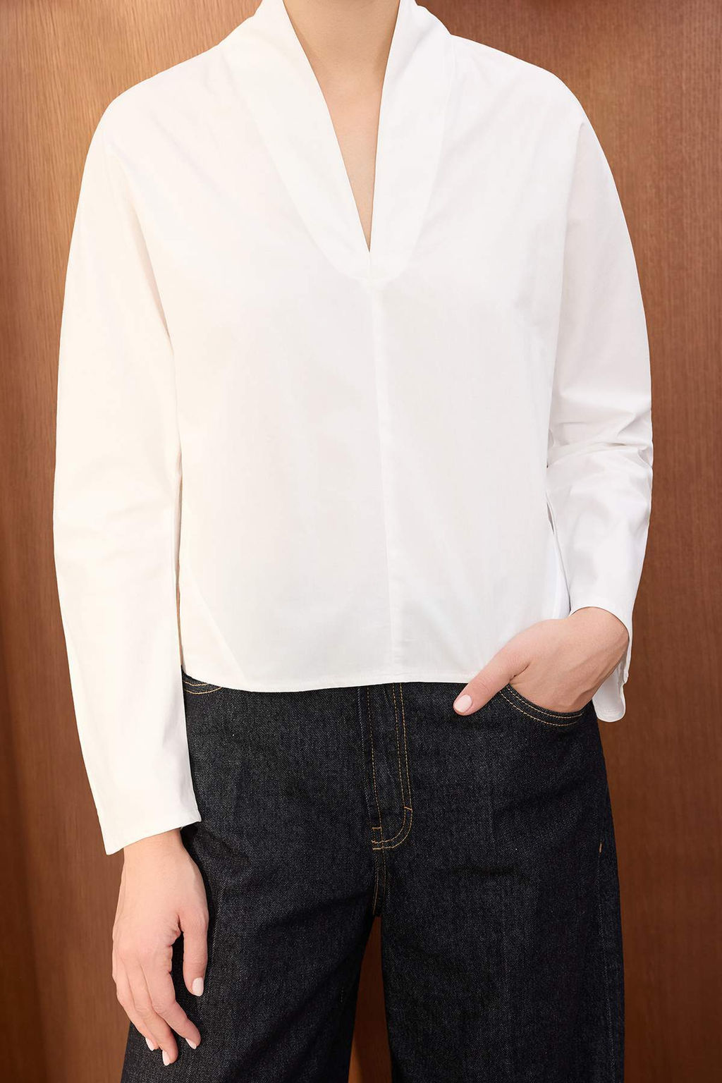 Trendyolmilla Wardrobe Essentials  Beyaz V Yaka Dokuma Bluz | TWOSS26BZ00091