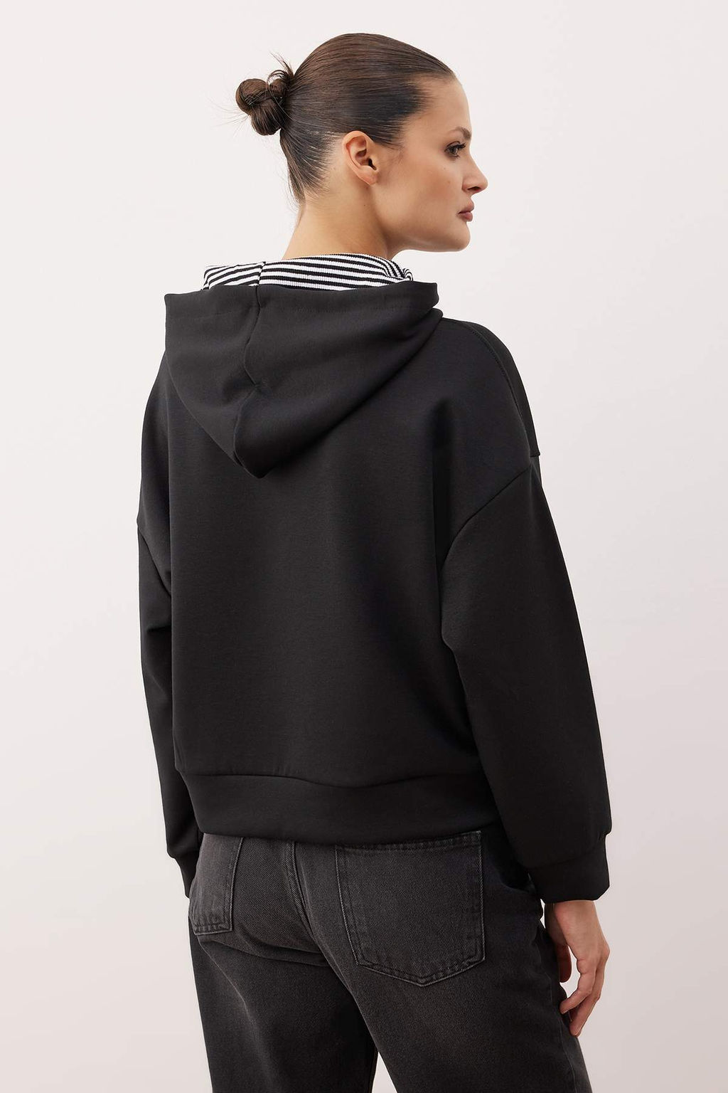 Siyah Kapusonlu Oversize/Genis Kal?p Orme Sweatshirt TWOAW26SW00223 - Trendyolmilla фото 4