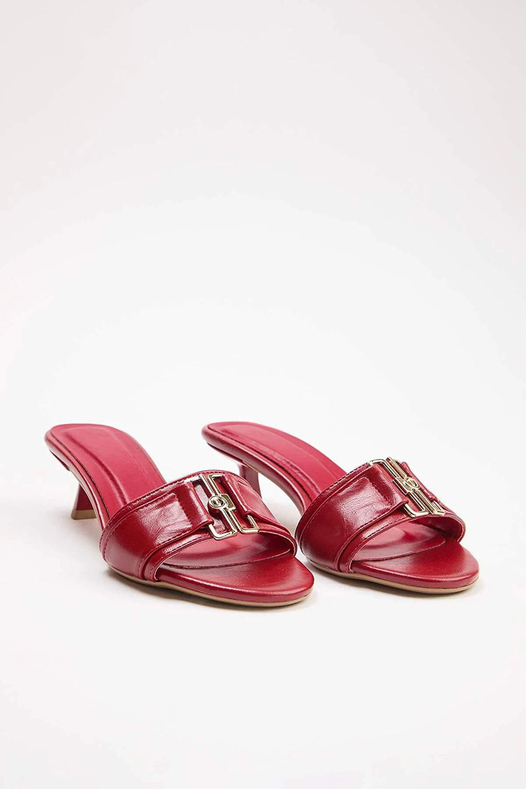 K?rm?z? Aksesuar Detayl? Kad?n Topuklu Terlik TAKSS26TO00063