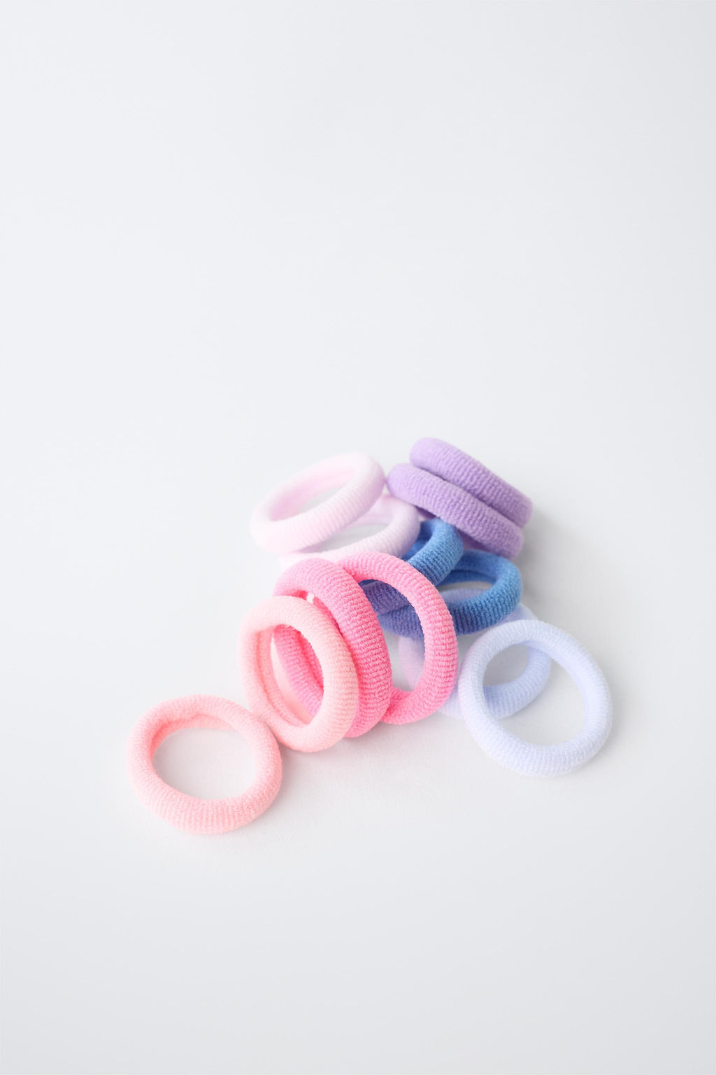 PACK CAJITA GOMITAS Y PINZAS KPOP DEMON HUNTERS NETFLIX / Multicolor - Zara фото 3