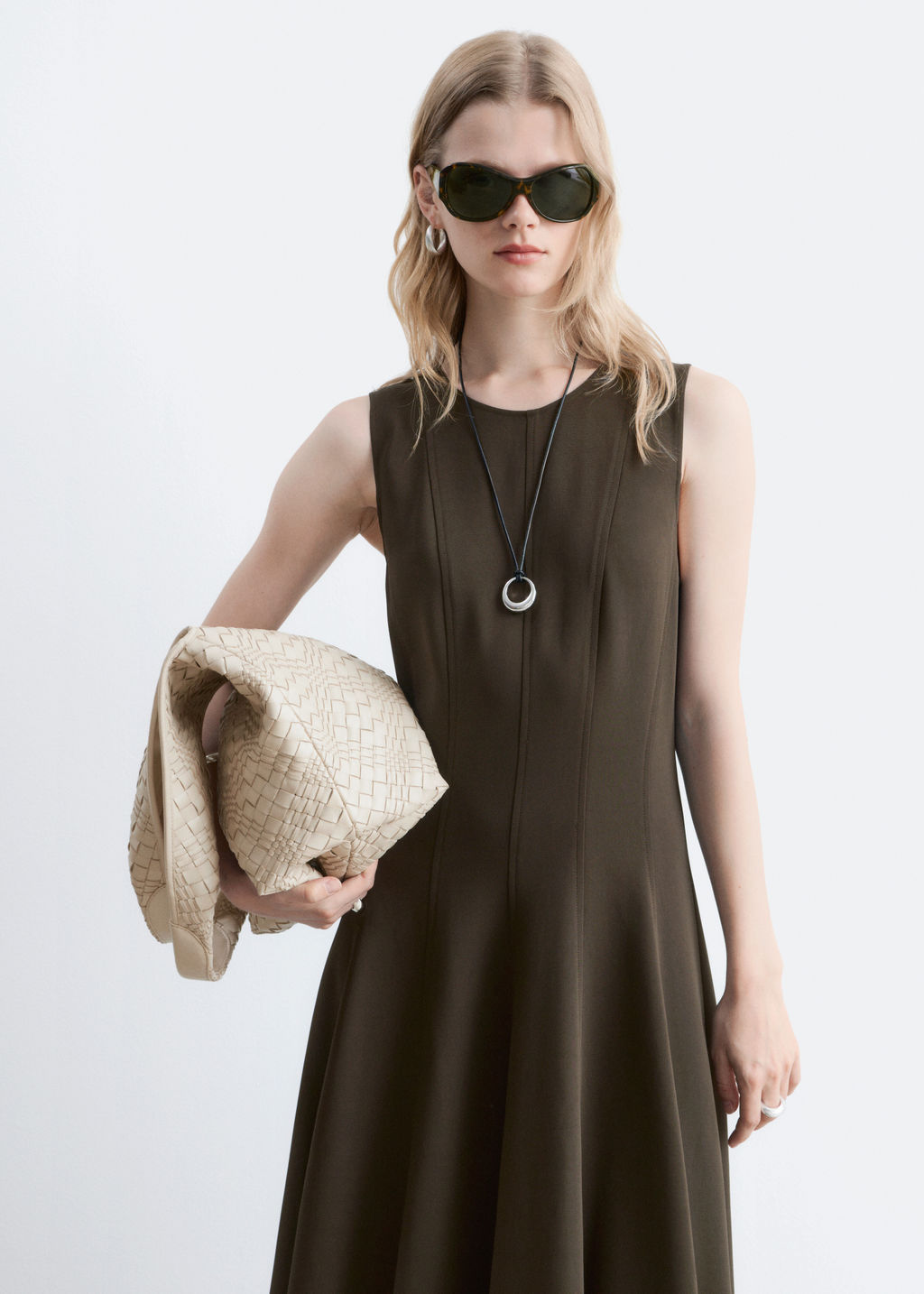 Vestido midi con l?neas de corte verticales