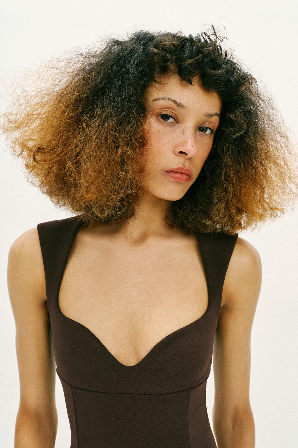 VESTIDO ESCOTE CORAZ?N / Marr?n - Zara фото 5