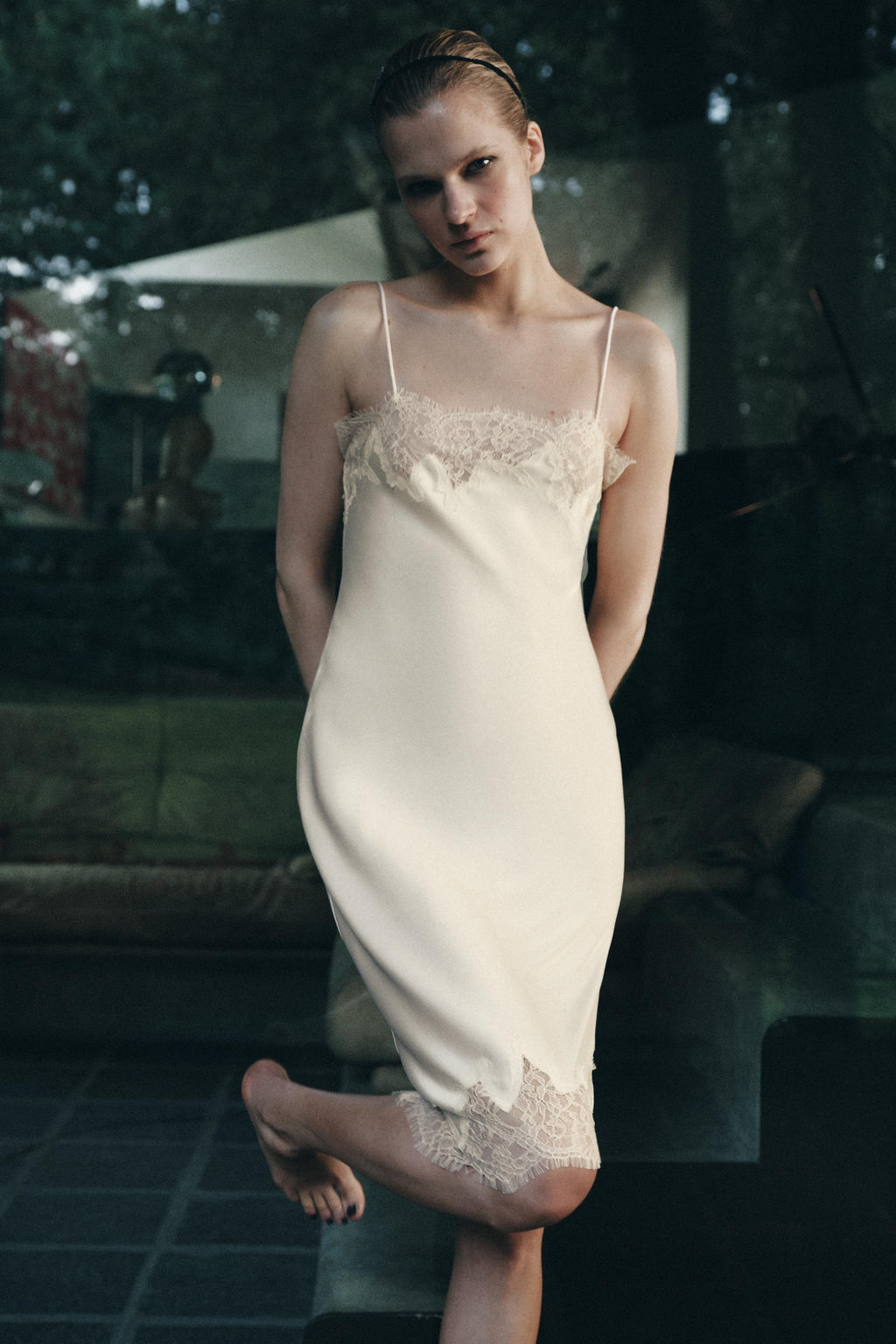 VESTIDO MIDI LENCERO ENCAJE / Crudo