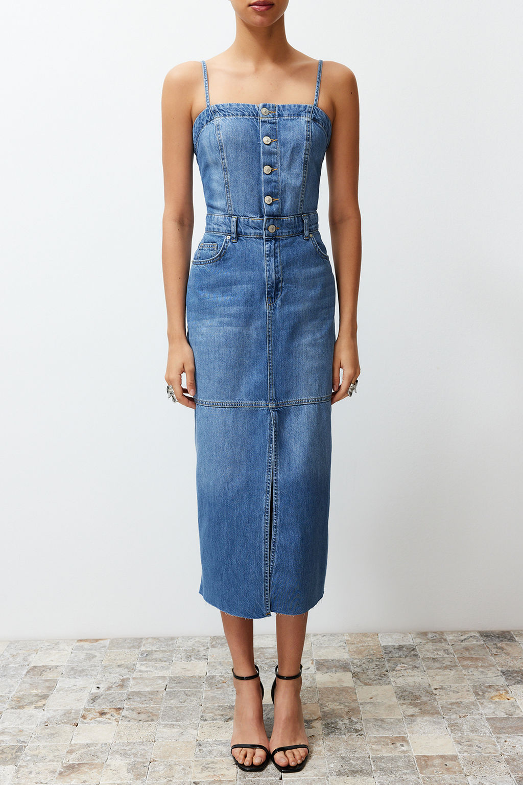 TRENDYOLMILLA Mavi Y?rtmacl? Dikis Detayl? Ask?l? Maxi Denim Elbise TWOSS24EL00544  фото 4