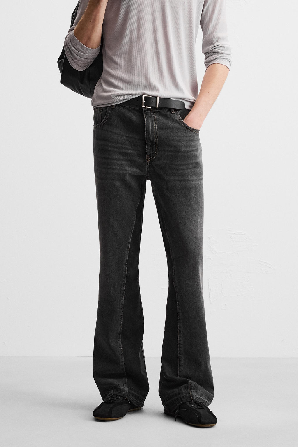 JEANS FLARE FIT ROTOS / Negro - Zara фото 11
