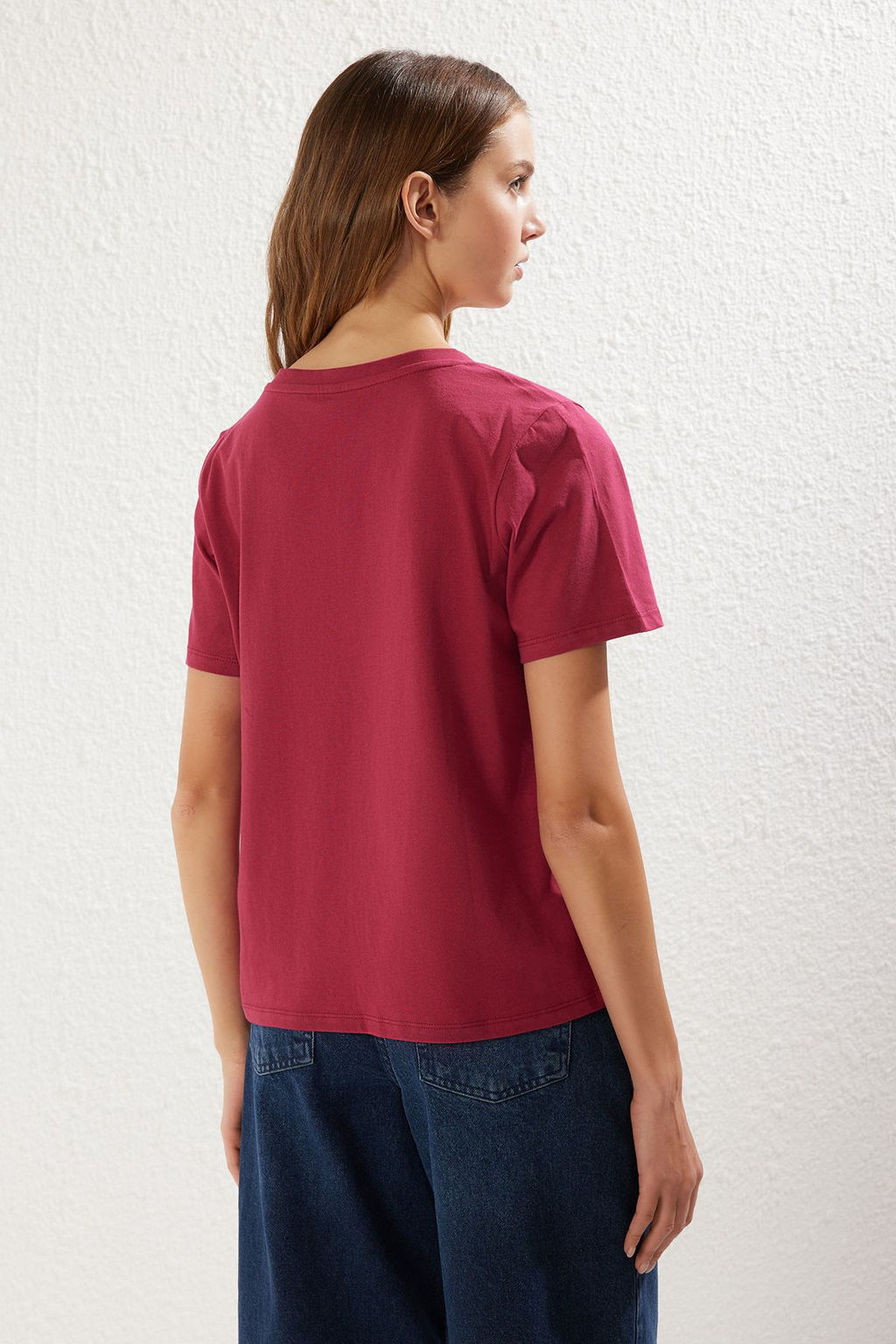 TRENDYOLMILLA Siyah-Beyaz %100 Pamuk 2li Paket Basic V Yaka Orme T-Shirt TWOSS23TS00002 фото 7