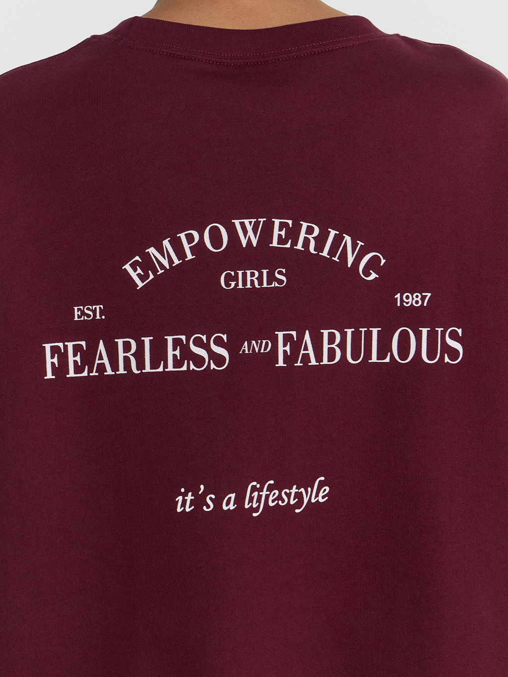 Свитшот женский бордовый оверсайз с вышивкой на груди empowering girls вино +печать 122949/1 - Mark formelle фото 6