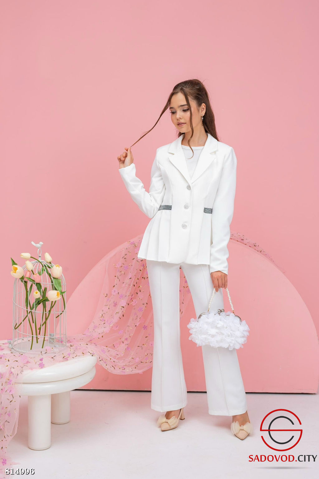 Брючный костюм с приталенным жакетом