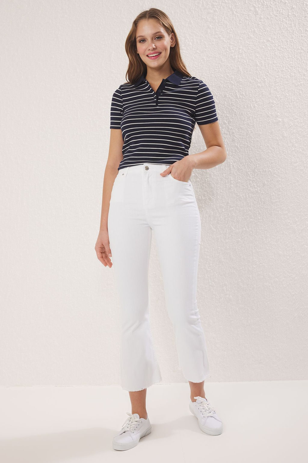 Beyaz Pacas? Kesikli Yuksek Bel Crop Flare Jeans TWOSS25JE00266