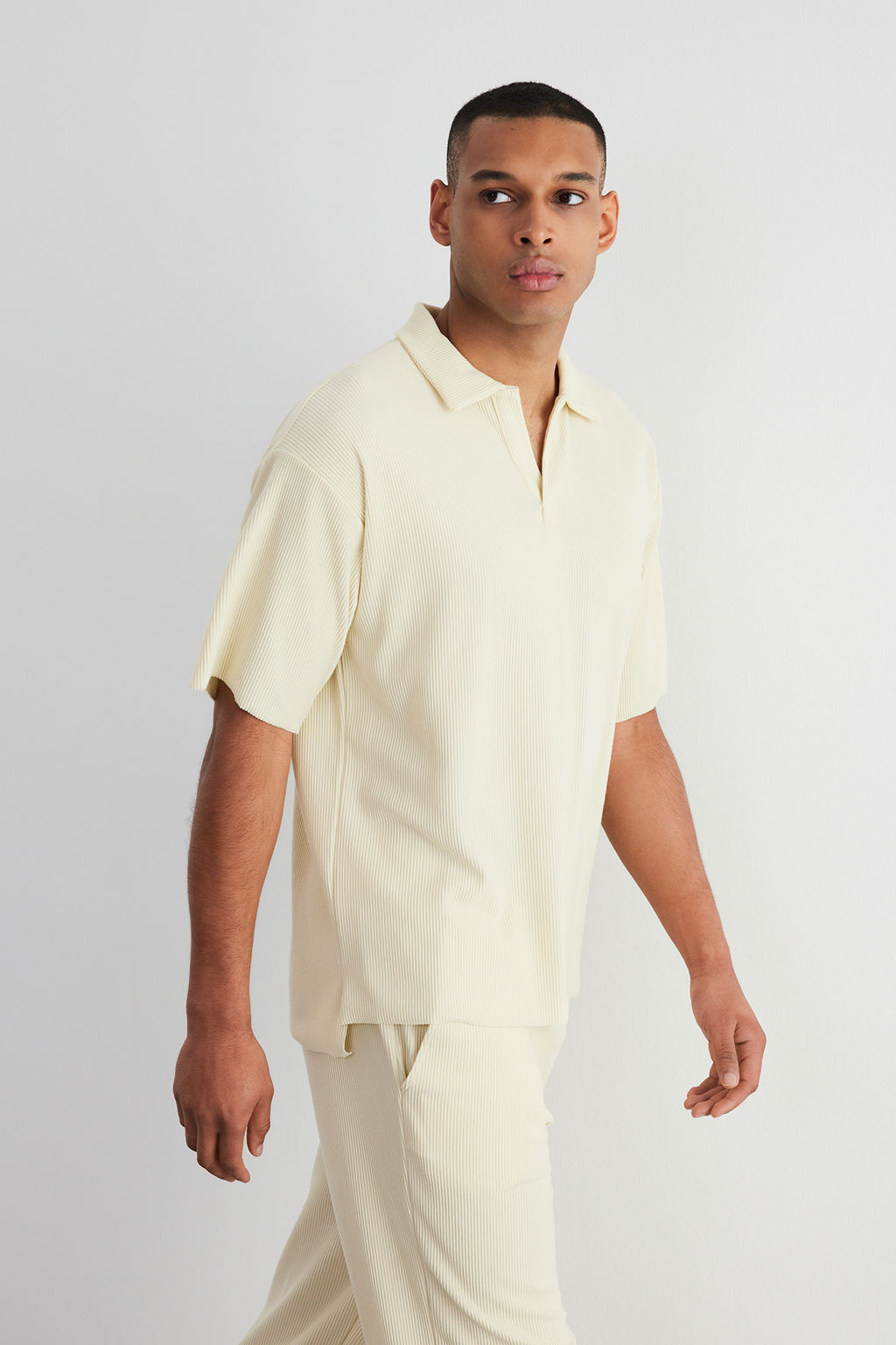 TRENDYOL MAN Limited Edition Siyah Oversize/Genis Kesim Dokulu K?r?smaz Ottoman Polo Yaka T-Shirt TMNSS23PO00020 - Trendyolmilla фото 2