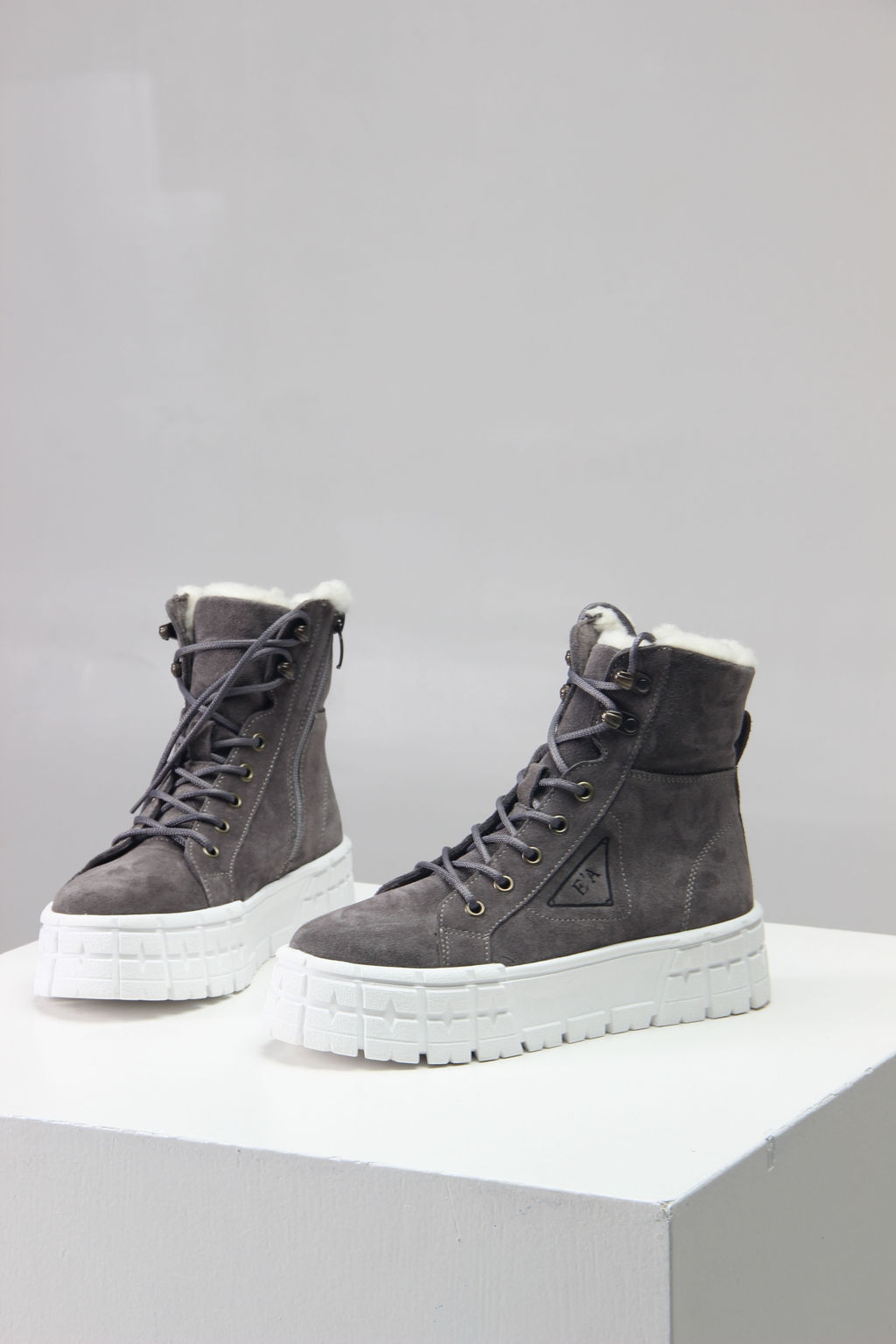 Ботинки 216.212131w. серый замок замша/Байка