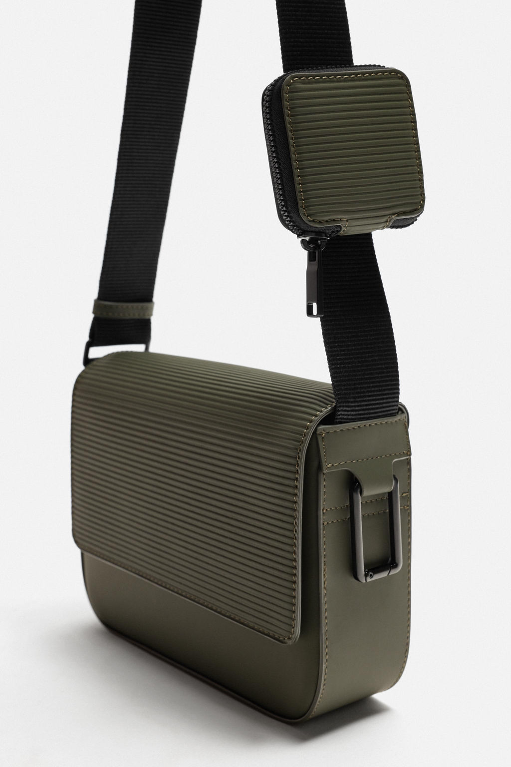 RUBBERISED TEXTURED CROSSBODY BAG - Zara фото 5
