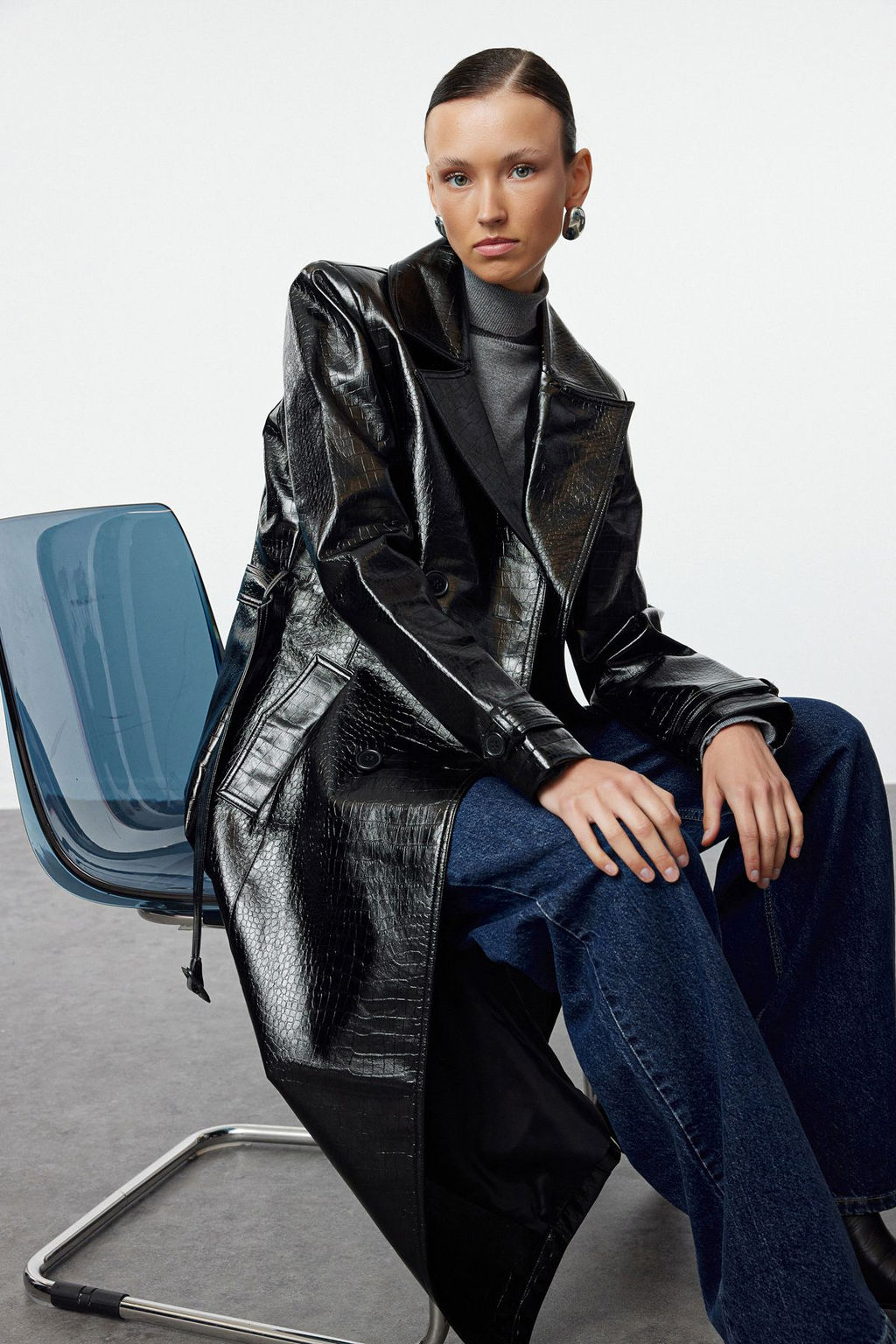 Trendyolmilla Siyah Regular Kemerli Trenckot TWOAW25TR00001  фото 2