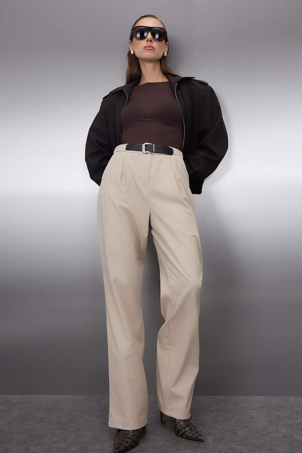 TRENDYOLMILLA Antrasit Kemerli Straigt/Duz Kesim Dokuma Kumas Pantolon TWOAW25PL00046