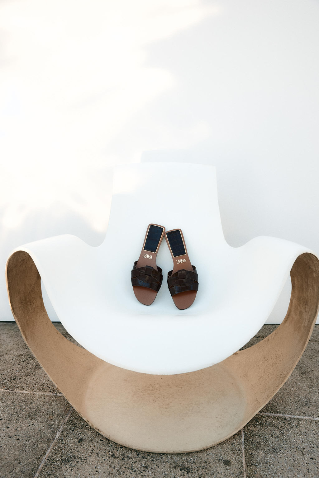 FLAT EMBOSSED LEATHER SANDALS - Zara фото 11