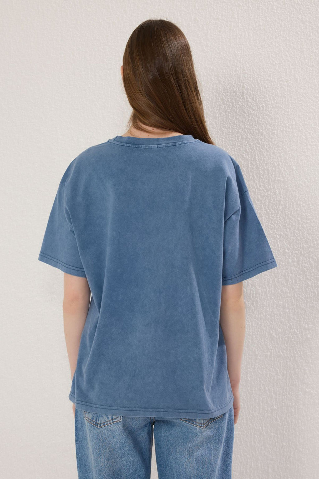 TRENDYOLMILLA Antrasit %100 Pamuk Soluk Efektli Boyfriend/Genis Kal?p Bisiklet Yaka Orme T-Shirt TWOSS23TS00112  фото 4