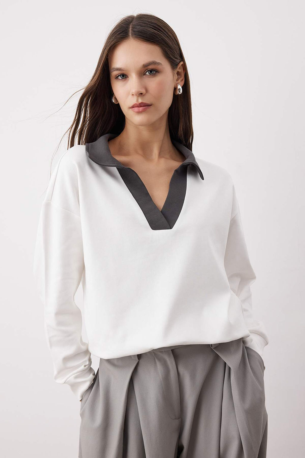Ekru Renk Bloklu Polo Yaka Relaxed/Rahat Kal?p Orme Sweatshirt TWOAW26SW00043
