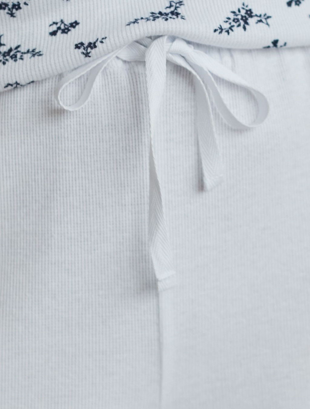 Прямые брюки с поясом на резинке из фактурного трикотажа в рубчик - Vilatte фото 2