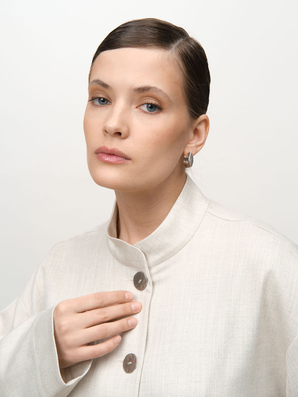 Бомбер из вискозы 420225 бежевый