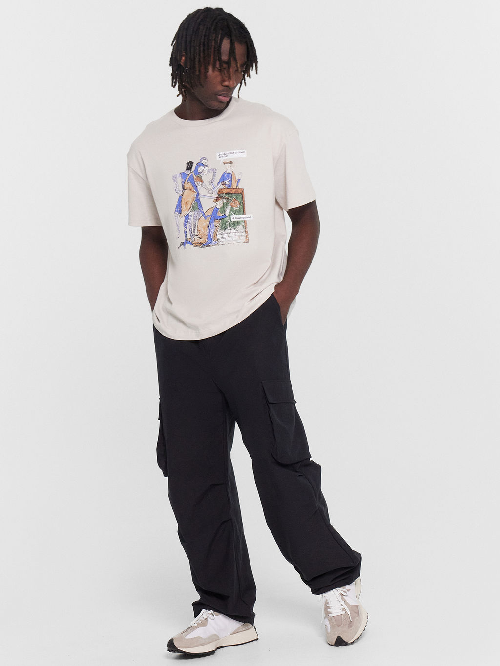 Футболка мужская кремовая с принтом и надписью "Откуда у тебя столько врагов? Я общительный""