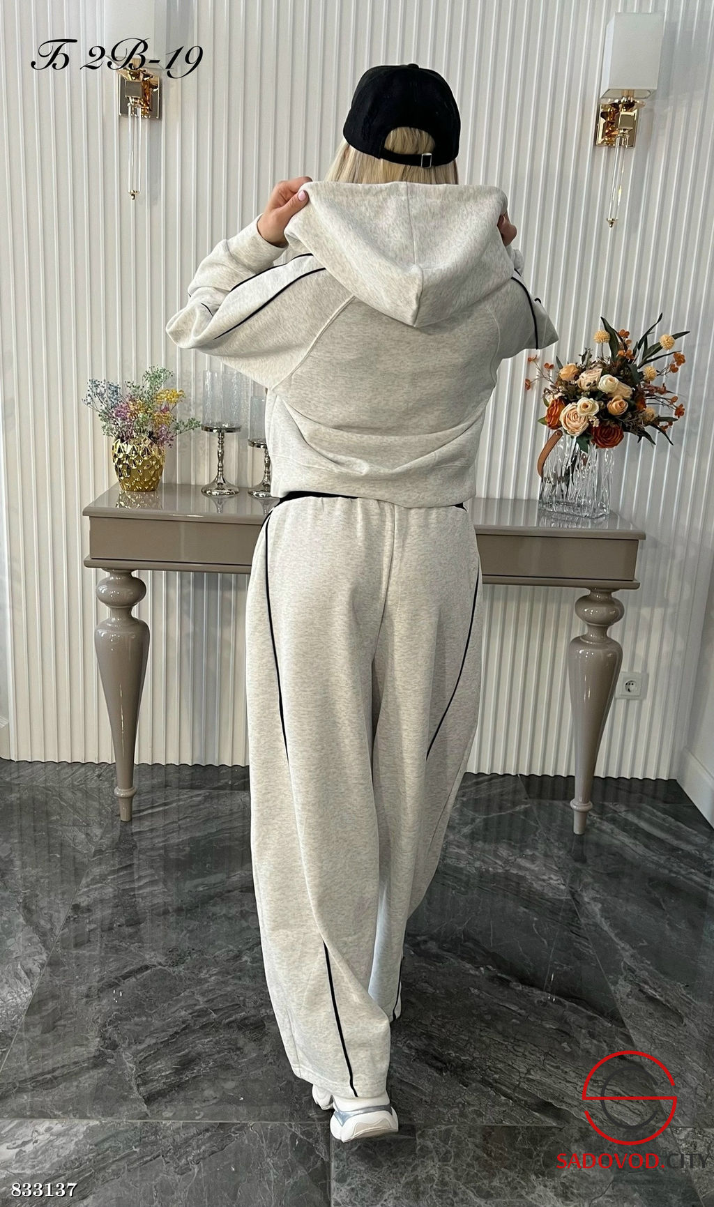 Спортивный женский костюм