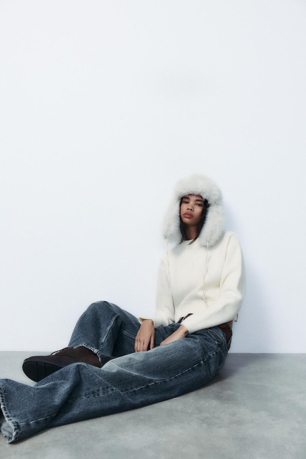 ROUND NECK KNIT SWEATER