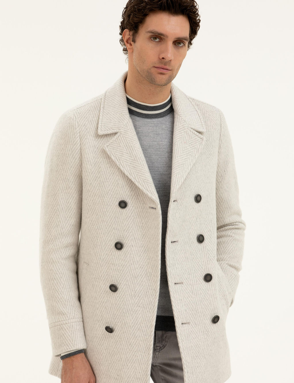 Белое приталенное пальто из смесовой шерсти с рыбьей спиной и кешью