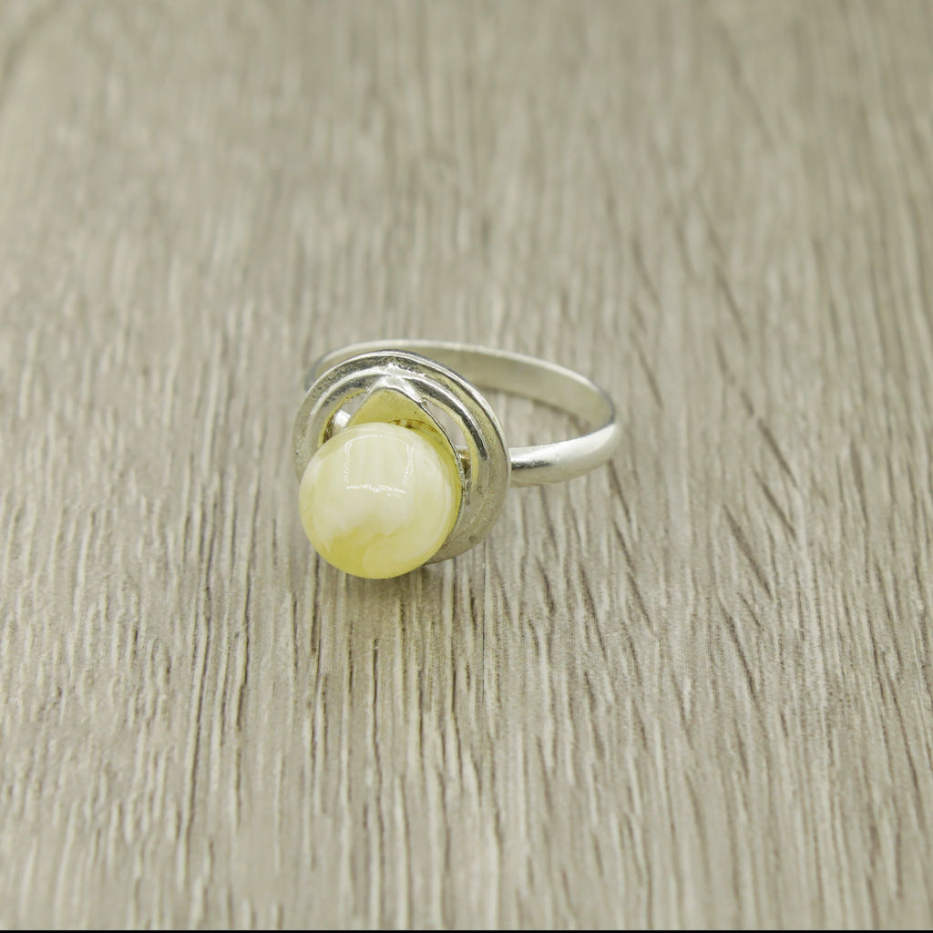 Кольцо "Дина" янтарь молочный (имитация), размеры кольца 18