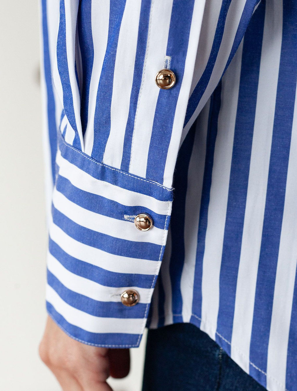 Блузка свободного силуэта с золотистыми пуговицами