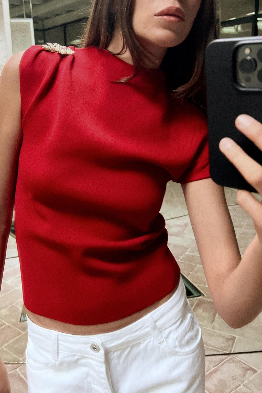 PLAIN KNIT TOP WITH GOLD APPLIQUE - Zara фото 2