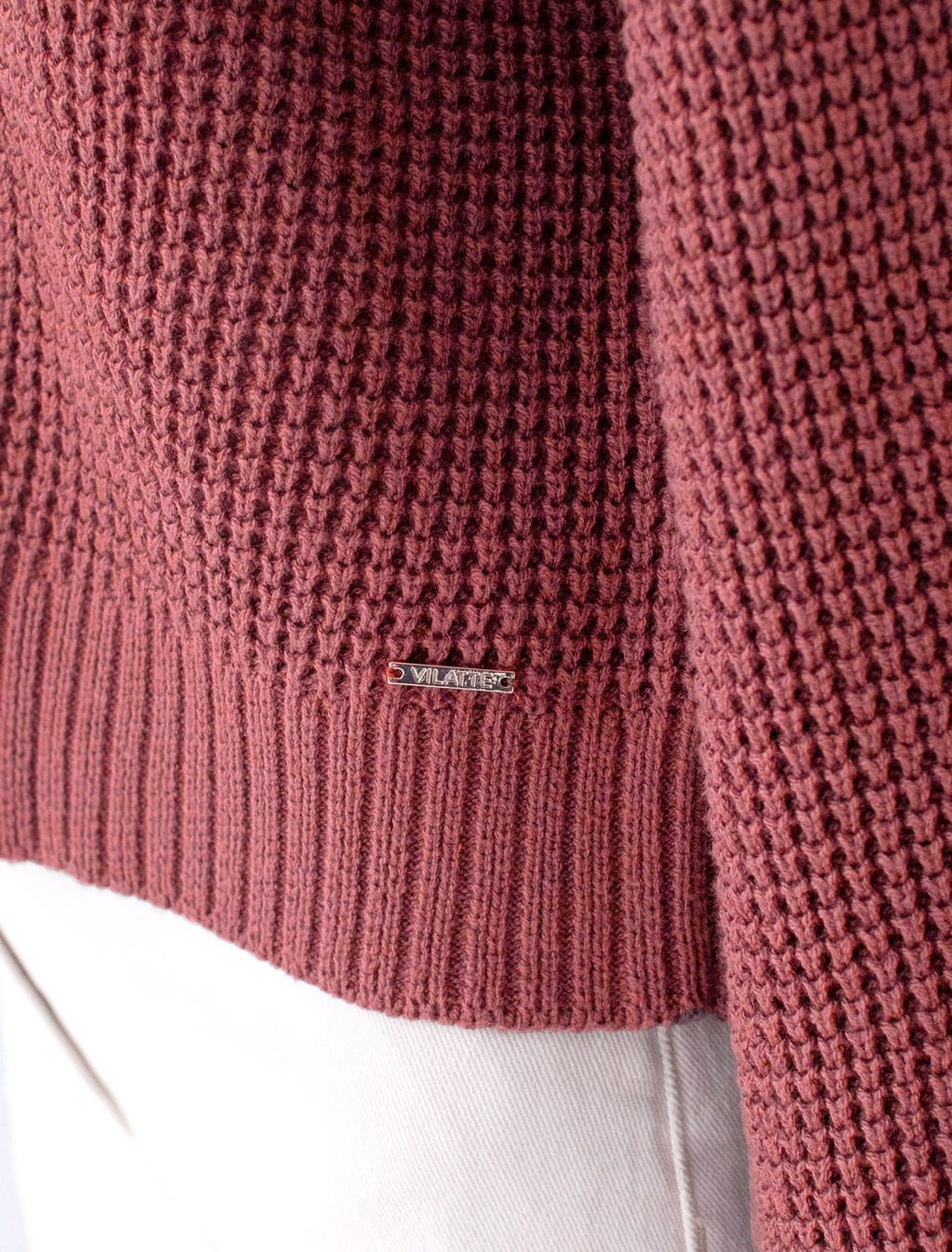 Укороченный джемпер с широкими рукавами рельефной вязки из хлопка с акрилом