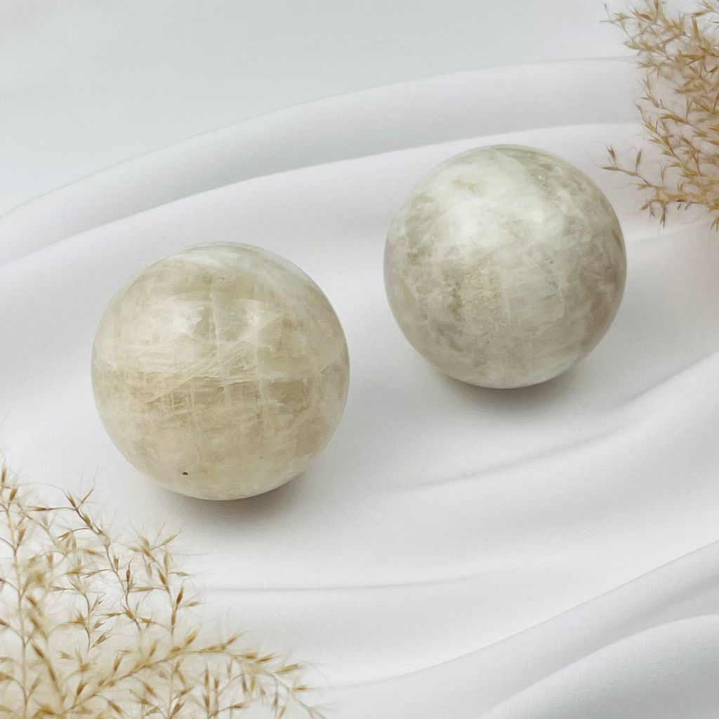 Шар из Лунного камня