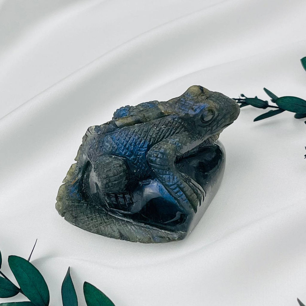 Фигурка резная "Игуана" из Лабрадора