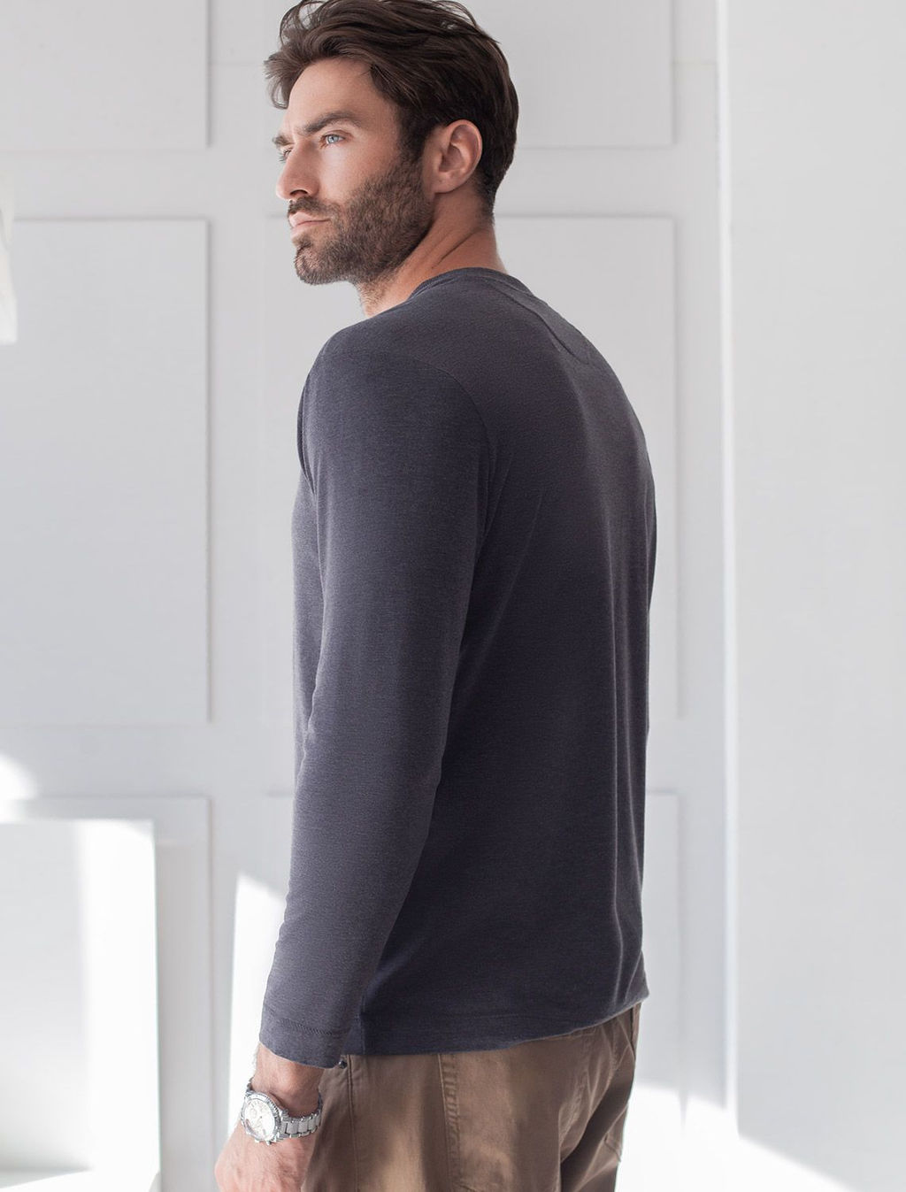Тонкий лонгслив с круглым воротом на пуговицах из премиального хлопка с эластаном
