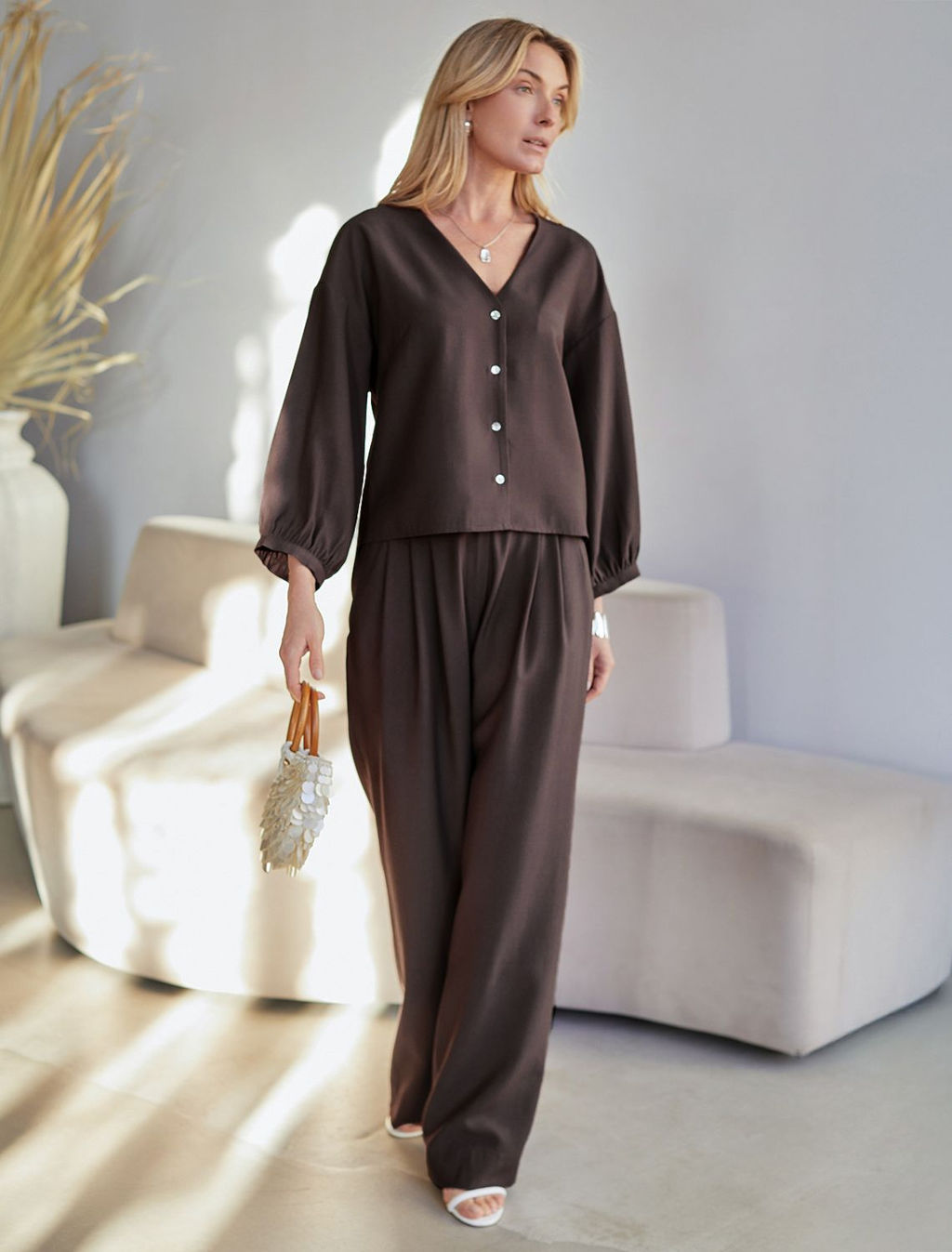 Укороченная блузка с V вырезом из плотного лиоцелла