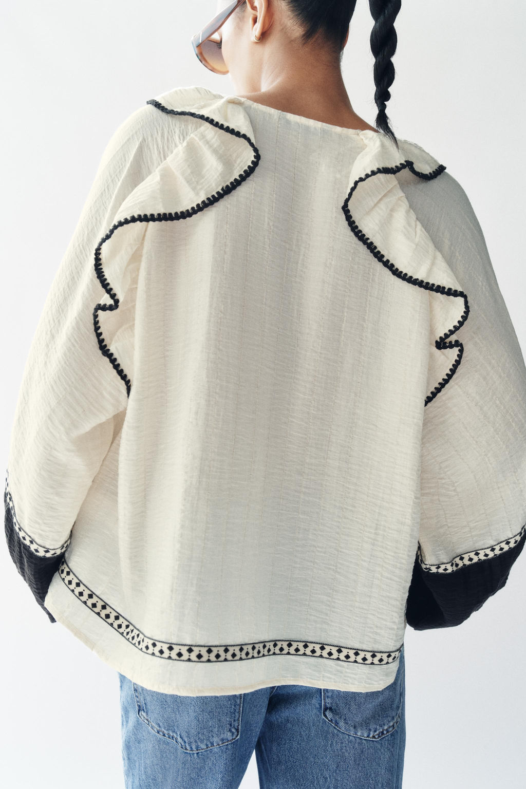 BLUSA VOLUMEN VOLANTES / Crudo / Negro - Zara фото 6