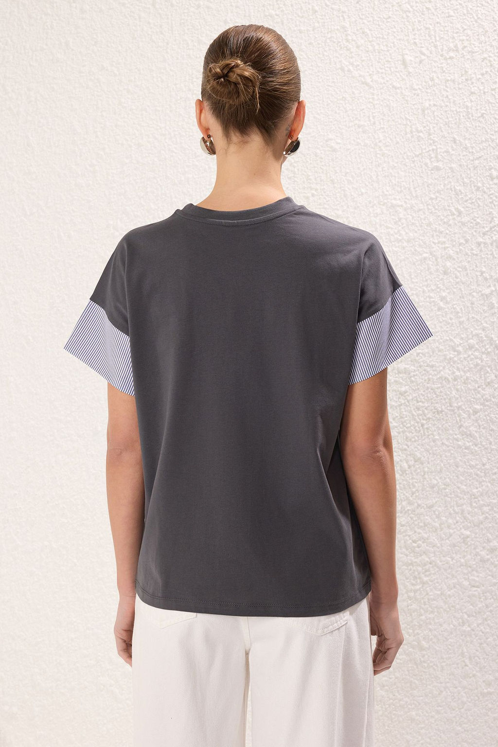 Antrasit Kal?n Pamuklu Relaxed/Rahat Kesim Poplin Kol Detayl? Orme T-Shirt TWOSS24TS00007